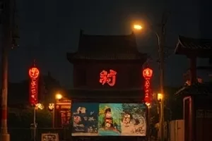 电影厅最后一排剧照,放映光束穿过黑暗照在座椅上
